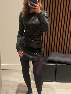  Klänning  - Säljer nu min fina klänning pågrund av att den inte kommer till användning längre. Storlek M men passar även S,Endas använd en gång💕