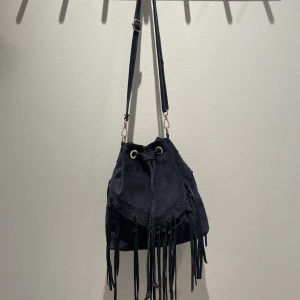 Fransväska - Fransväska köpt i Italien förra sommaren, super fin färg med justerbart band, nypris 1000 kr! Då den saknar en del fransar säljer jag den för 200⭐️🇮🇹