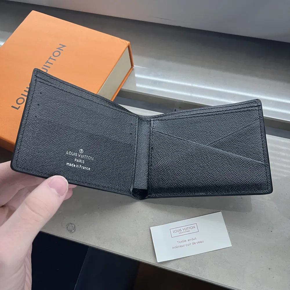 Säljer en helt ny Louis Vuitton plånbok som kommer med tags box etc. 1:1 rep.. Övrigt.