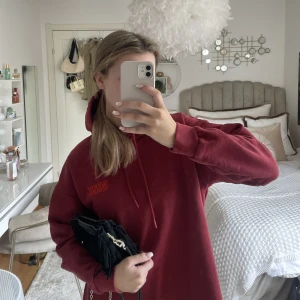 Ganni hoodie  - Så fin ganni hoodie med slut på varje sida längst ner! 