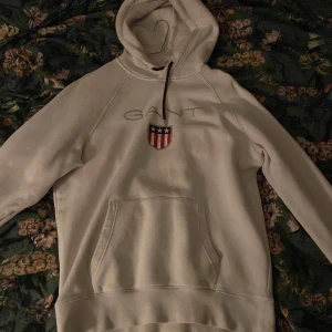 Vit gant hoodie - Vit gant hoodie i storlek L med svarta snören, oanvänd, äkta  orginalpris 800kr