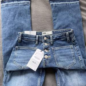 Fina lågmidjade jeans från zara. Aldrig använda, säljer då de va för korta för mig som är 170 ish. Passar upp till storlek 36. Vid snabbt köp kan du få dom för 200kr