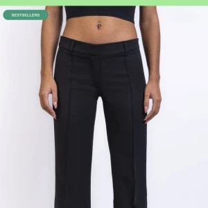 Low Waist Kostymbyxor - Säljer nu dessa populära lågmidjade kostymbyxor i storlek 34 Regular från madlady✨.  Helt nya. Budgivning vid fler intressen! 🩷