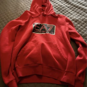 Hoodie Armani EA7 - Säljer en snygg Hoodie , tröjan är köpt på JD Sports för ca 1 år sedan. Inga defekter  Storlek: Medium 