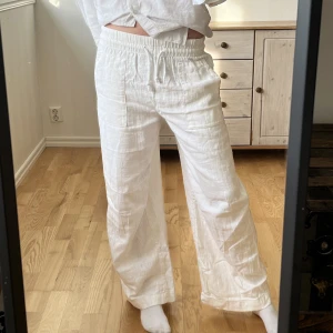 Vita linnebyxor  - Säljer dessa linnebyxor då jag tycker de är något för korta för mig. Jag är ca 170cm, de är sparsamt använda. Köptes förra sommaren på Kappahl. 