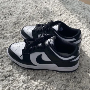 dunk low panda svart vit - dunks i nyskick, nypris 2500. pris kan diskuteras vid snabb affär :)