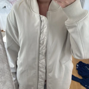 Bomberjacka - Vit/beige jacka från H&M i storlek S🤍