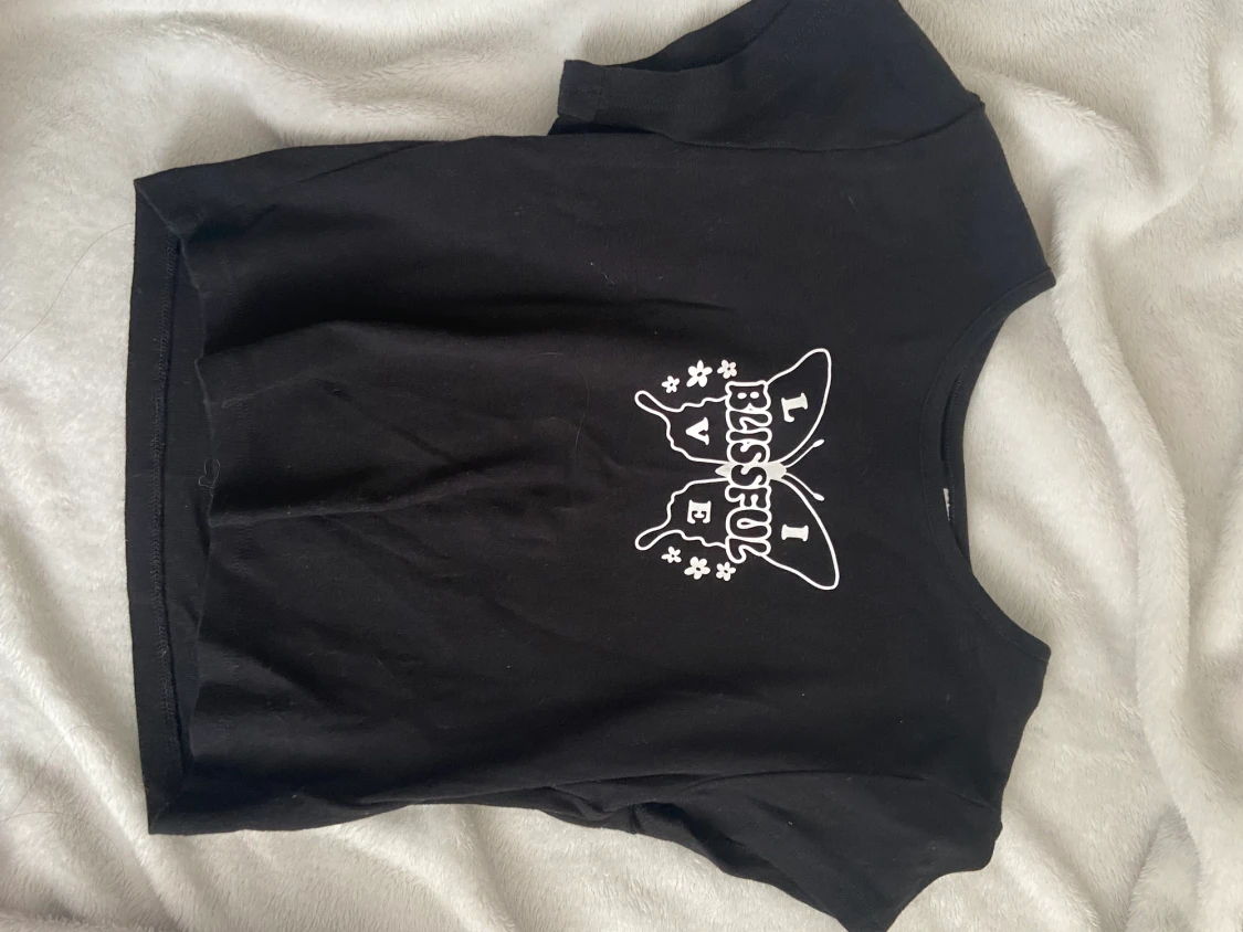 Svart tröja med motiv 