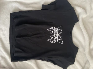 Svart tröja med motiv  - I strl xs från hm. Jättegullig tröja med fjärilsmotiv. Endast testad. Köpt från hm 