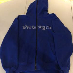 En blå verborgen fullzip hoodie i bra skick, Strl. M. 