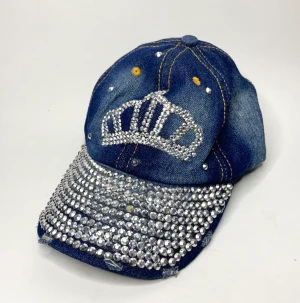 Rhinestone keps - Har haft den ett tag så kommer inte ihåg vart den är från, knappast använd så skicket är som nytt.