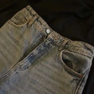 baggy jeans from zara - ljus blåa jeans från zara, fina till sommaren/våren. bra skick, säljer då de inte passar mig längre 💗