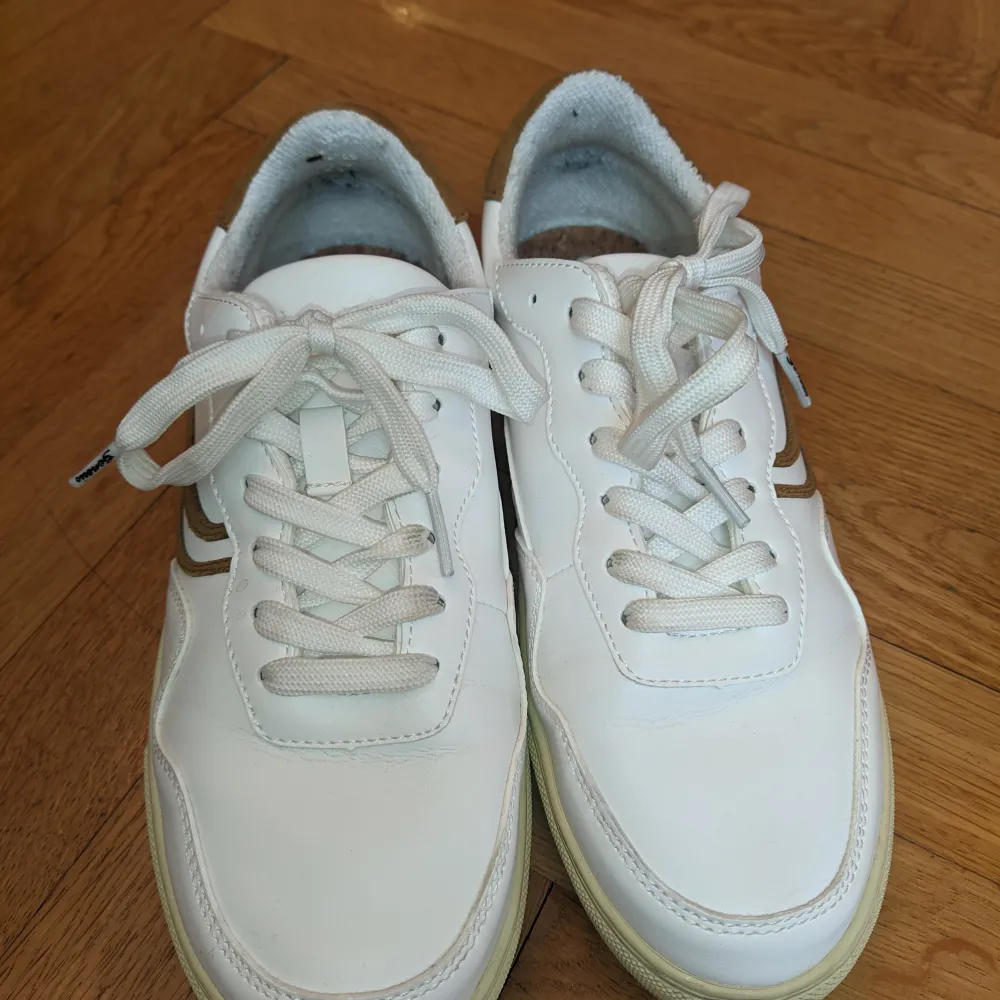 Använda 3 gånger. Tyvärr lite för små för mig, men jättesnygga Genesis sneakers i veganskt läder. Köpta för 1,100 och säljer för 400kr. . Skor.