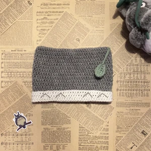 Virkad Totoro cat beaine - En virkad cat beanie inspirerand utav Totoro. Handgjord med ull och akryl garn :) perfekt för dig som gillar studio ghibli/totoro. Skriv i dm om du vill ha mer info :) Skriv till mig innan du trycker på köp nu!
