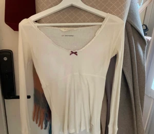 Odd molly tröja - Jättesöt långärmad odd molly tröja💕 Har inte någon användning av den längre då den användes senast i somras. Skriv om ni har ni är intresserade eller har några funderingar💕 Bra skick o inga defekter. 