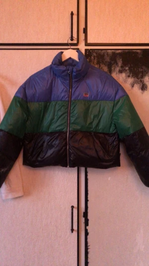 Levis jacka - Sjukt snygg collage jacka från Levis, storlek Xs men skulle säga att den passar S också. Går inte att köpa längre, köpte för 1800