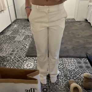 vita kostymbyxor  - fina vita kostymbyxor från bikbok 💖