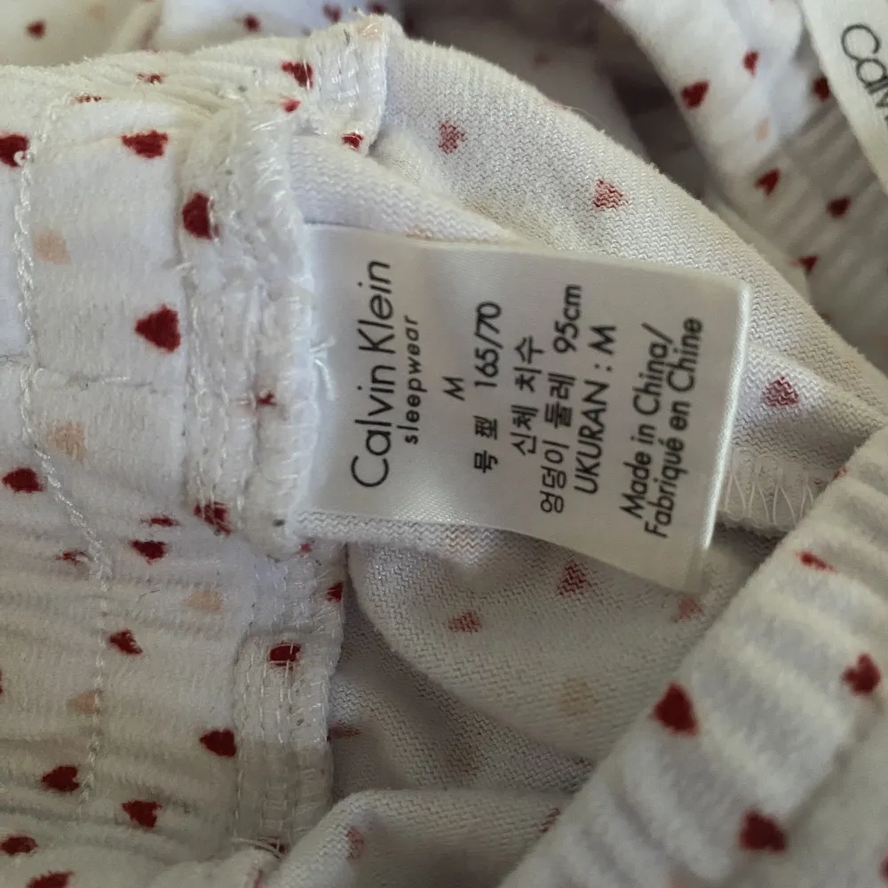 Supersöta pyjamasbyxor från Calvin Klein. Säljer pga lite små för mig. Lågmidjade! ❤️. Jeans & Byxor.