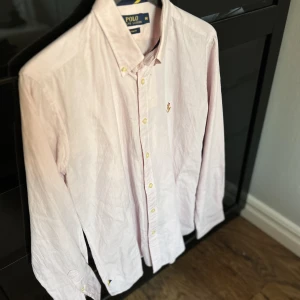 Polo Ralph Lauren Skjorta - Polo Ralph Lauren skjorta i färg rosa och storlek M. Finns att hämta i Sundbyberg eller skicka via posten!