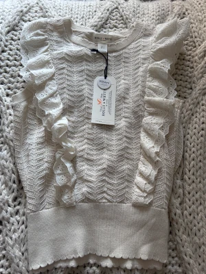 Sommar topp - Super fin somrig topp, aldrig använd och är köpt i lokal butik. Sitter jätte fint i midjan pga sen tjockare kanten🙌🏼den passar både xs/s 