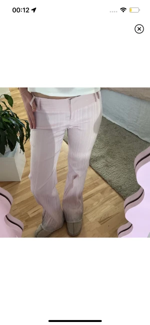 Rosa kostymbyxor  - Super fina byxor köpt här på plick (bilder lånade av tjejen som sålde de). Passade tyvärr inte mig.   För referens:  Jag är 160cm lång och de var för långa. Passar nog om man är runt 165-167. 