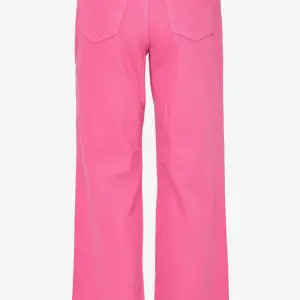 Jag säljer dessa rosa helt oanvända jeans med lappen på där jag tyvärr aldrig fått någon användning för dessa 💕💗