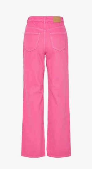 Rosa helt oanvända jeans - Jag säljer dessa rosa helt oanvända jeans med lappen på där jag tyvärr aldrig fått någon användning för dessa 💕💗