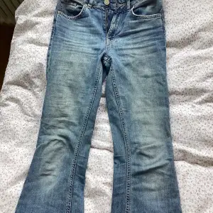 | XS bootcut jeans — middle waist |  tyvärr har de skrapats upp lite vid bakfickan, du kan se det på bild 3. ❤️ 
