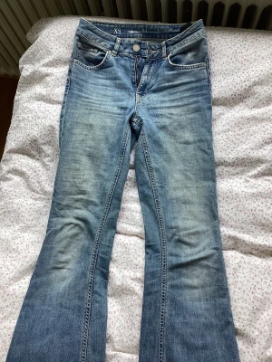 bootcut jeans - | XS bootcut jeans — middle waist |  tyvärr har de skrapats upp lite vid bakfickan, du kan se det på bild 3. ❤️ 