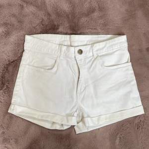Ett par vita shorts. använda 1 gång, i bra skick. Köptes mellan 200-300 på hm. Säljer dom för 69. Tryck ej på köp nu kontakta mig om du är intresserad 💋🫶🏻