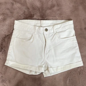 Söta vita shorts💋 - Ett par vita shorts. använda 1 gång, i bra skick. Köptes mellan 200-300 på hm. Säljer dom för 69. Tryck ej på köp nu kontakta mig om du är intresserad 💋🫶🏻