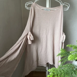 Zara Knit - Säljer en söt stickad tröja från Zara i storlek Medium. Suuper mjuk och luftig, går att stoppa in, knyta eller ha som den är💓