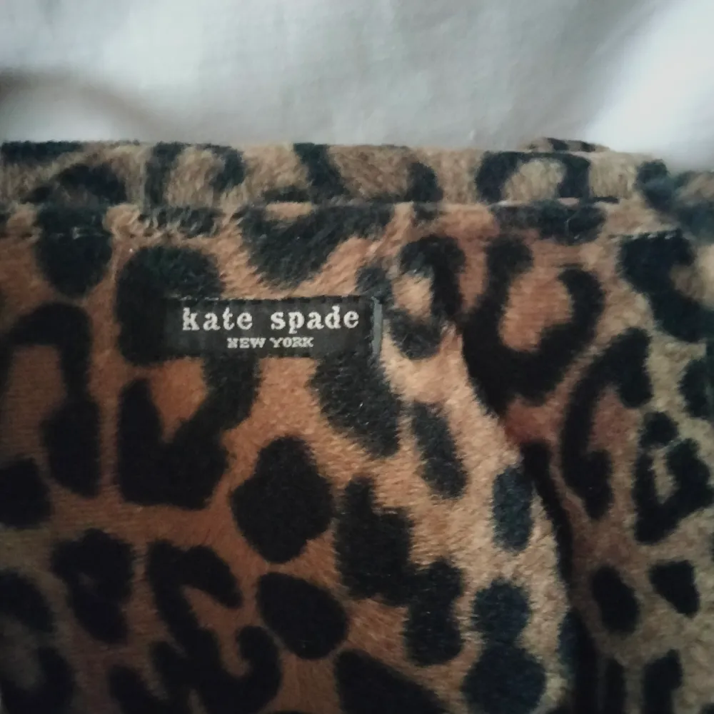 Oanvänd handväska och plånbok i leopardmönstrad päls. Kate Spade typ. Vet inte om äkta. Vintage. Väskor.
