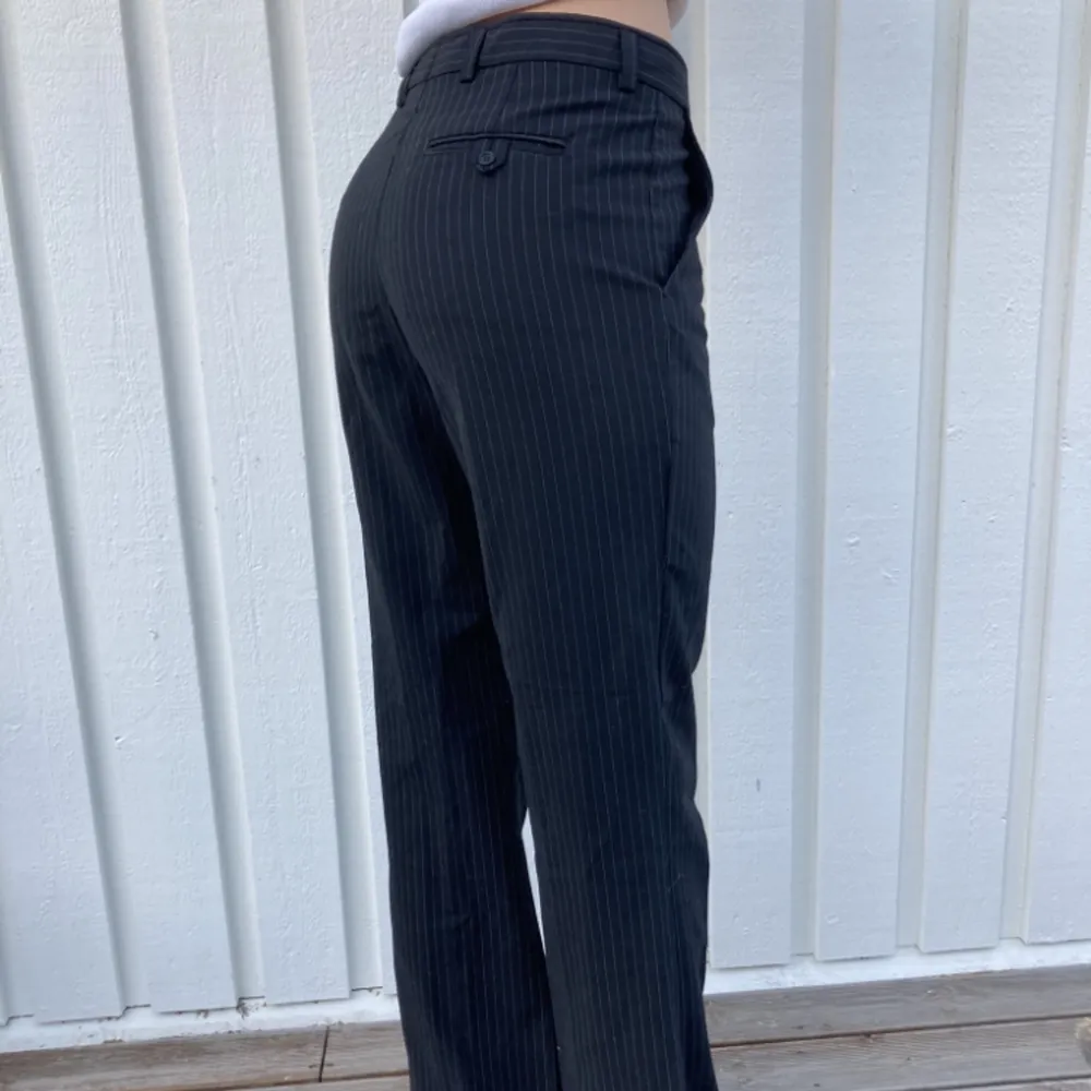 Supersnygga kostymbyxor med flare som tyvärr inte passar mig längre😩strl 34, ganska låga i midjan och så skönt. Jeans & Byxor.