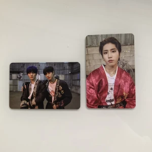 Stray kids photocards  - 2 photocards från Stray Kids album IN Life limited edition version. Dom är båda som nya. Säljer båda tillsammans:) Köpare står för frakt