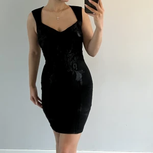 Kort svart klänning  - Min otroliga fina svarta klänning med spetsdetaljer på.  Använd endast en gång super bra skick. 