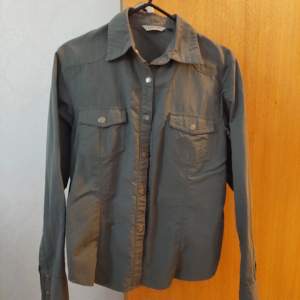 Used but no damages.   Size is M but I bought it in Asia so I think it is more like a size S. Do contact me for more photos or if you have any questions.
