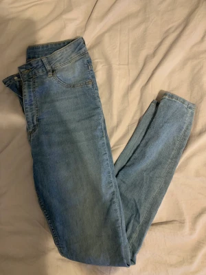 Skinnbyxor, jeans, 60kr/st - 1: Cheap Monday, S  2: Nelly, S   3: Okänd, skinnbyxor, S