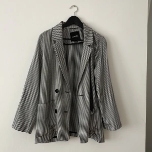 Rutig kavaj - Svartvit rutig kavaj/blazer i nytt skick. Storlek small