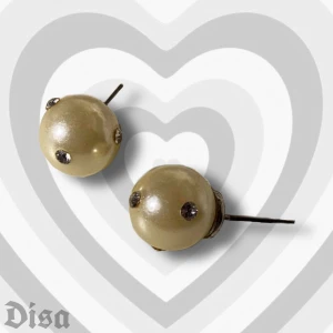 Pärleörhängen - Örhängen, tror dom är köpta secondhand men har själv aldrig använt dom. Säljer då jag har töjda öron och därför inte kan använda dom. Gör såklart rent innan jag postar!