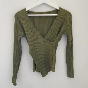 Snygg sköngrön tröja  - Lite omlott vibe, superskön att ha på sig men har för många tröjor. Knappt använd. Skulle säga att den passar en small eller mindre medium men eftersom den är töjbar kan den nog passa större storlek också. 