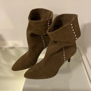 Klackar  - Säljer de snyggaste klackarna ifrån zara, dom är i strl 39 men skulle säga att dom är väldigt små så passar en 38. Använda vid ett tillfälle. Säljer då de är lite försmå för mig.