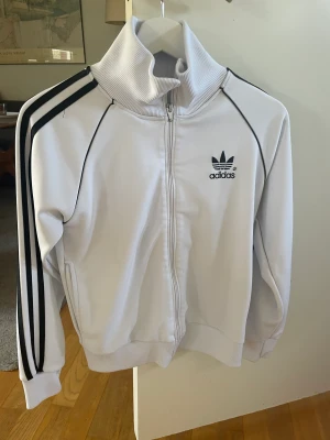 Adidaströja - En tröja i träningsmaterial från adidas. Storlek S! 
