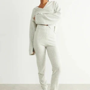 Gina loungeset - Helt nytt Gina tricot melia loungeset. Mjukisset i stickat! Superfint. Byxor i XS och tröjan S. Normalt i storlek