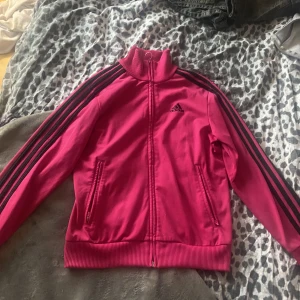 adidas zip up - säljer denhär cerisrosa adidas zip upen då den inte kom till användning!, den är i utmärkt skick💕💕