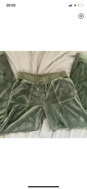 Juicy byxor  - Säljer då jag är i behov av pengar💕 inga defekter och jag köpte dom på Plick för ett tag sen💕💕 nypris: 1099  mitt pris: 500 (?) + frakt (66)💕💕 