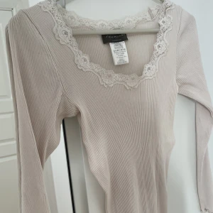 Rosemunde topp - Topp med spets från rosemunde 💓 Knappt använd. Köpt för 700kr!
