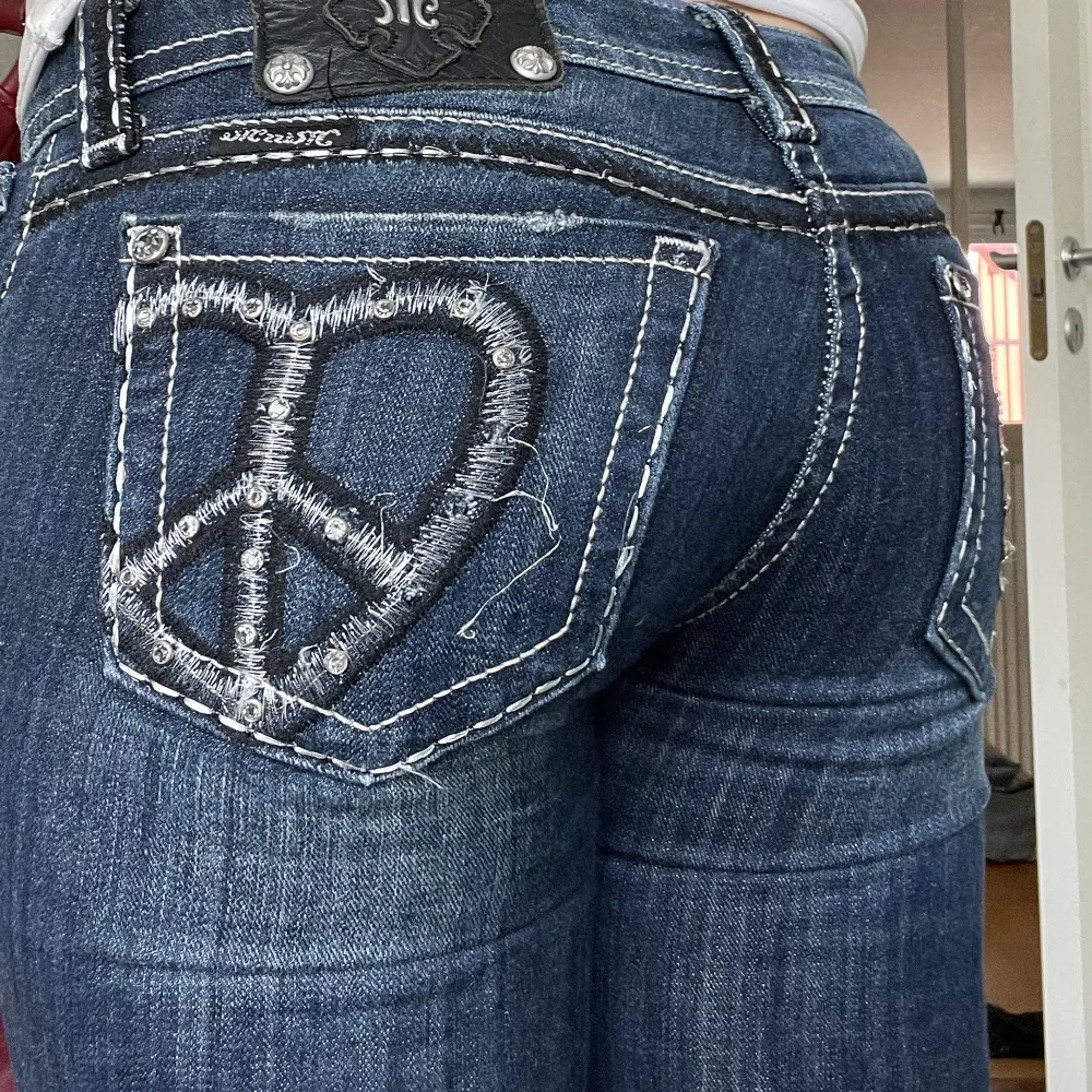 Coolaste missme jeansen!!  behöver sälja för de är för små för mig 😔😔84 innerbenslängd. Storleken som stog när jag köpte de var 28/33. Passar mig som är 175💕. Jeans & Byxor.