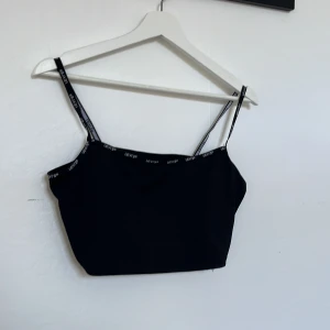 Levi’s linne  - Svart linne från Levi’s. I bra skicka inga hål eller fläckar. Den är i storlek M och skulle säga att den är i normalstorlek