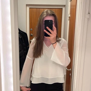 Vit blus - Jättefin vit blus🤍 Stilren men med många fina detaljer😍 Tyvärr i minsta laget för mig..😩 